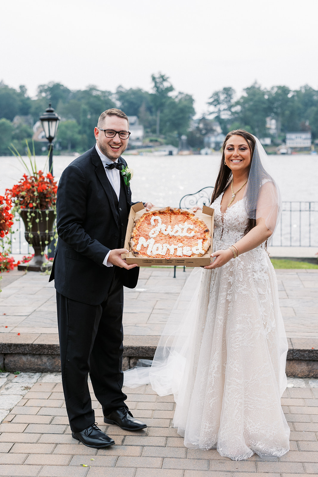 Newlyweds show off a pizza that says "just married"